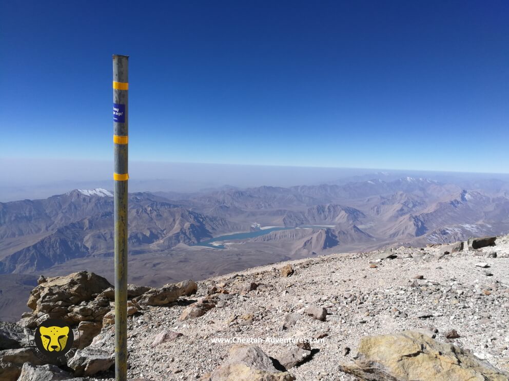 6-On the top of the fake summit, beginning of the sulfur hill at 5350m, Laar Lake at the background